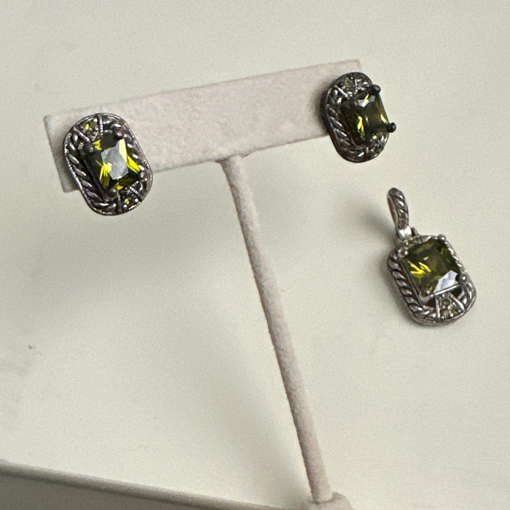 Vintage Caviar Peridot Green w Silver & Gold Rope Accent Pierced Earring & Neck…